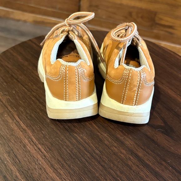 Thom McAn Kids Sneakers in Tan and Cream - Picture 3 of 6